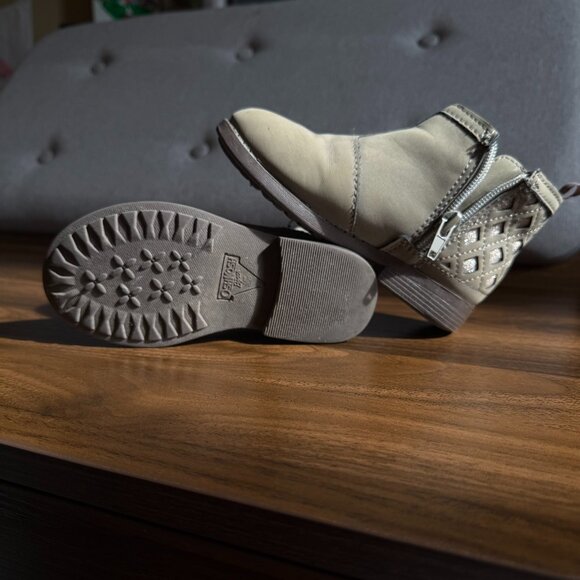 OshKosh B'gosh Other - Gray‎ Ankle Boots Oshkosh Little Kid Size 9